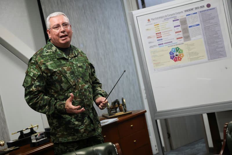 El comandante de las Fuerzas Militares de Colombia, general Helder Fernán Giraldo, habla en una entrevista con Reuters en Bogotá