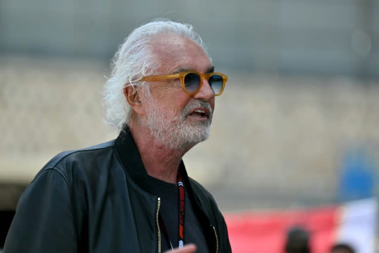 Flavio Briatore camina por el 'pit lane' del circuito urbano de Montecarlo antes del último Gran Premio de Mónaco de Fórmula 1, el 26 de mayo de 2024 en el principado mediterráneo (Andrej Isakovic)