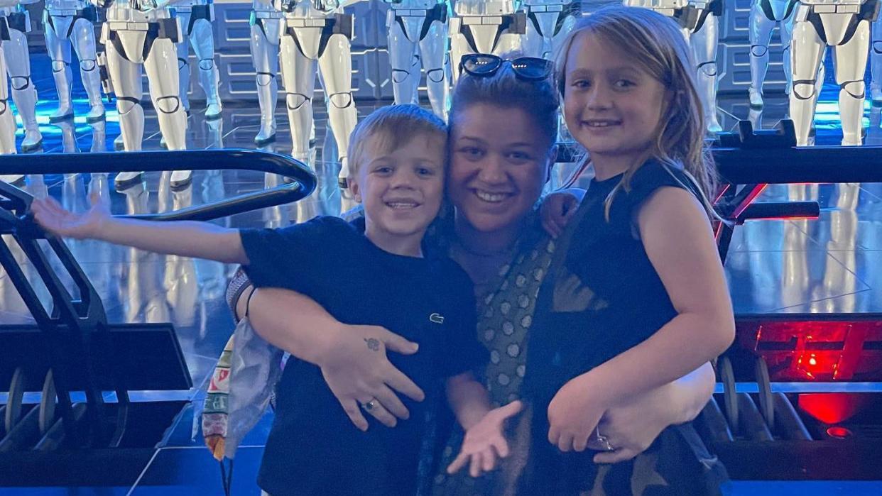 https://www.instagram.com/p/CRUeo0GL1Bn/ kellyclarkson Verified “These aren't the droids you're looking for.” We had so much fun at Disney World! All the rides were amazing but oh my gosh, y’all, Pandora and the Star Wars rides are where it’s at! Thank you for a magical vacation, Disney ❤️