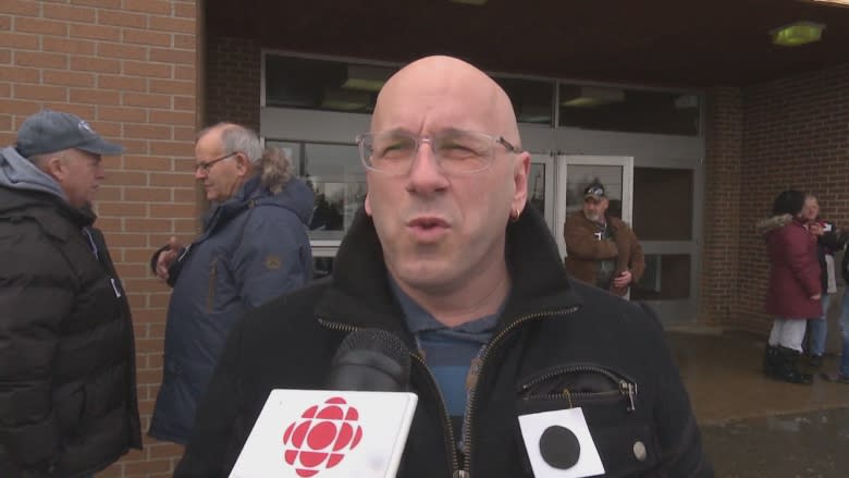 Hundreds of seasonal workers in Tracadie protest against EI changes