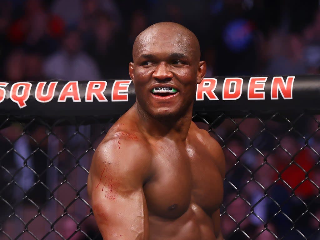 Kamaru Usman sonríe contra Colby Covington en UFC 268 (Getty)