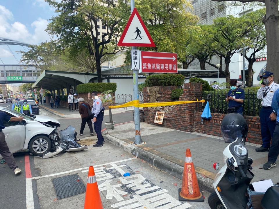 台南市林姓男子6日中午駕車搭載妻子駛出成大醫院門診大樓地下停車場，卻疑似誤踩油門導致車輛失控衝過馬路、撞破對向急診大樓外圍牆，所幸車內夫妻2人僅輕傷。（圖／台南市警局提供）
