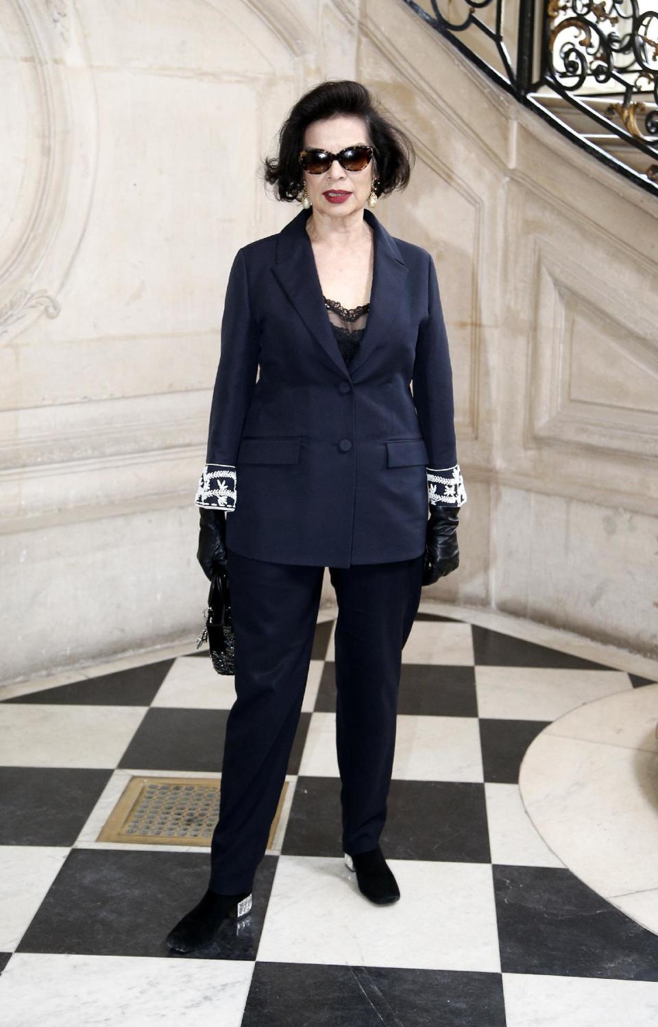 Bianca Jagger posa en una sesión fotográfica previa al desfile de la colección de alta costura de Christian Dior primavera verano 2017 en París, el lunes 23 de enero de 2017. (Foto AP/Thibault Camus)