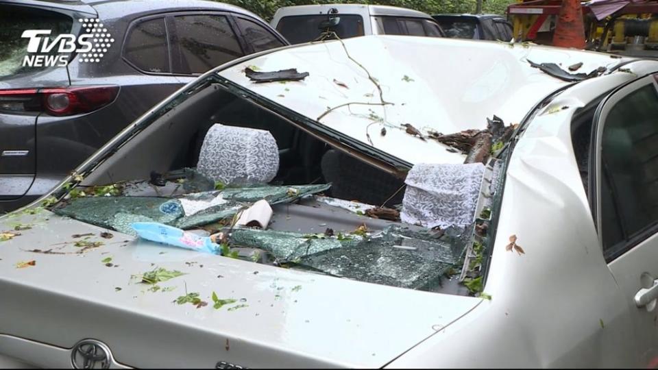 車輛因為颱風、地震、海嘯、冰雹、洪水或因雨積水而受到損害的話，多半的車體險是不保項目。(圖片來源/ TVBS)