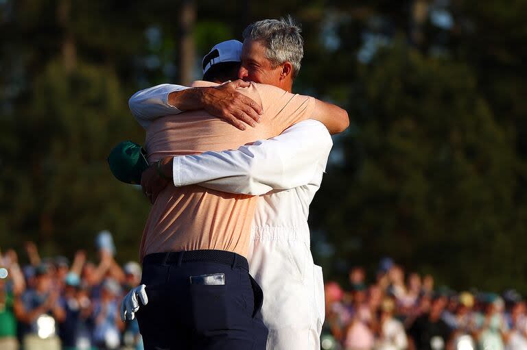 El abrazo entre Scottie Scheffler y su caddie, Ted Scott, tras el cierre en el hoyo 18 en el Augusta National