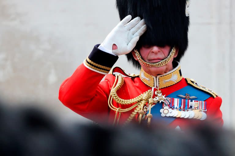 El rey Carlos III de Gran Bretaña saluda fuera del Palacio de Buckingham después del desfile del cumpleaños del rey
