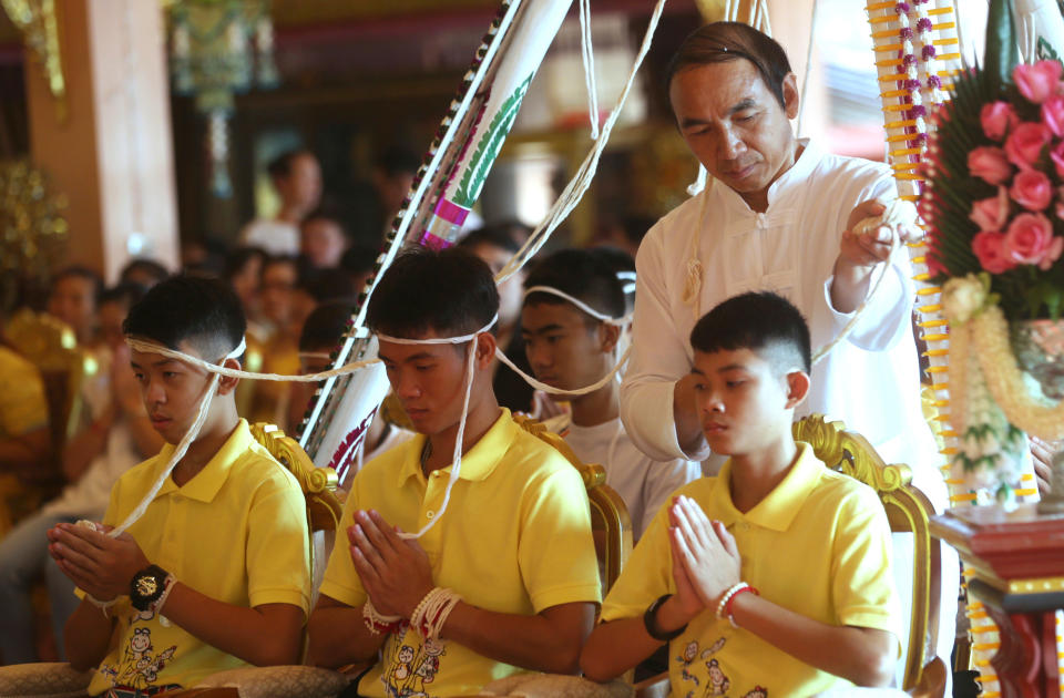 <p>Die Mitglieder der thailändischen Fußballmannschaft, die tagelang in einer unterirdischen Höhle gefangen waren, nehmen an einer buddhistischen Zeremonie teil, die ihnen ein langes Leben ohne Gefahren und Unglück bescheren soll. Die zwölf Jugendlichen und ihr Trainer durften das Krankenhaus nach acht Tagen unter medizinischer Beobachtung verlassen. (Bild: AP Photo/Sakchai Lalit) </p>