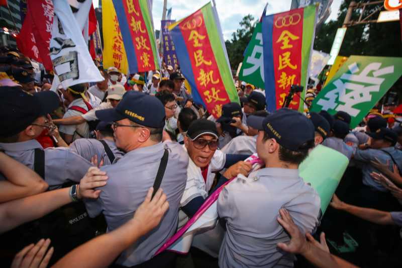 20170819-世大運19日晚間舉行開幕式，反年改團體於總統車隊抵達現場時與員警發生推擠拉扯。（顏麟宇攝）