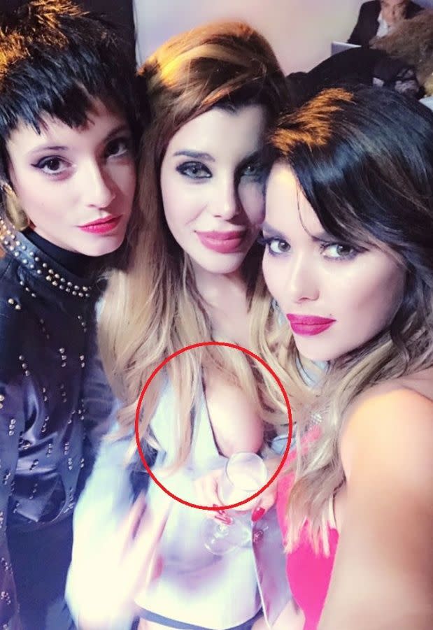 <p>La hija de Mariana Nannis y Claudio Paul Caniggia aportó el accidente<em> hot </em>de la noche. El sensual blazer con un jugadísimo escote le jugó una mala pasada a la mediática, quien posó para una foto con Karina Jelinek y Carla Quevedo, ¡y no reparó en que estaba mostrando más de la cuenta! – <em>Foto: <a rel="nofollow noopener" href="http://twitter.com/bigbangnw/" target="_blank" data-ylk="slk:Twitter/bigbangnw/;elm:context_link;itc:0;sec:content-canvas" class="link ">Twitter/bigbangnw/</a> </em> </p>