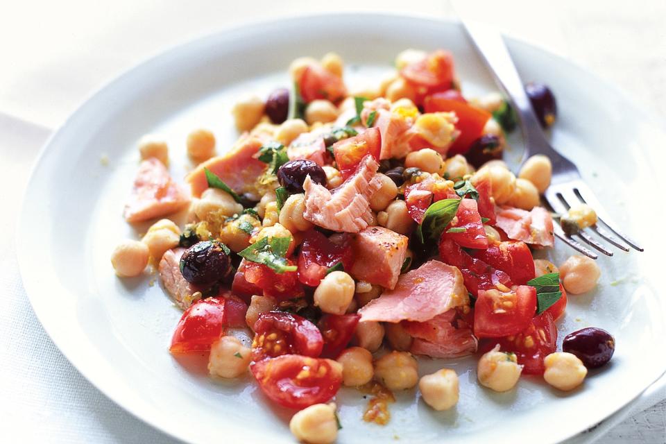 Fresh Salmon Salad with Chickpeas and Tomatoes