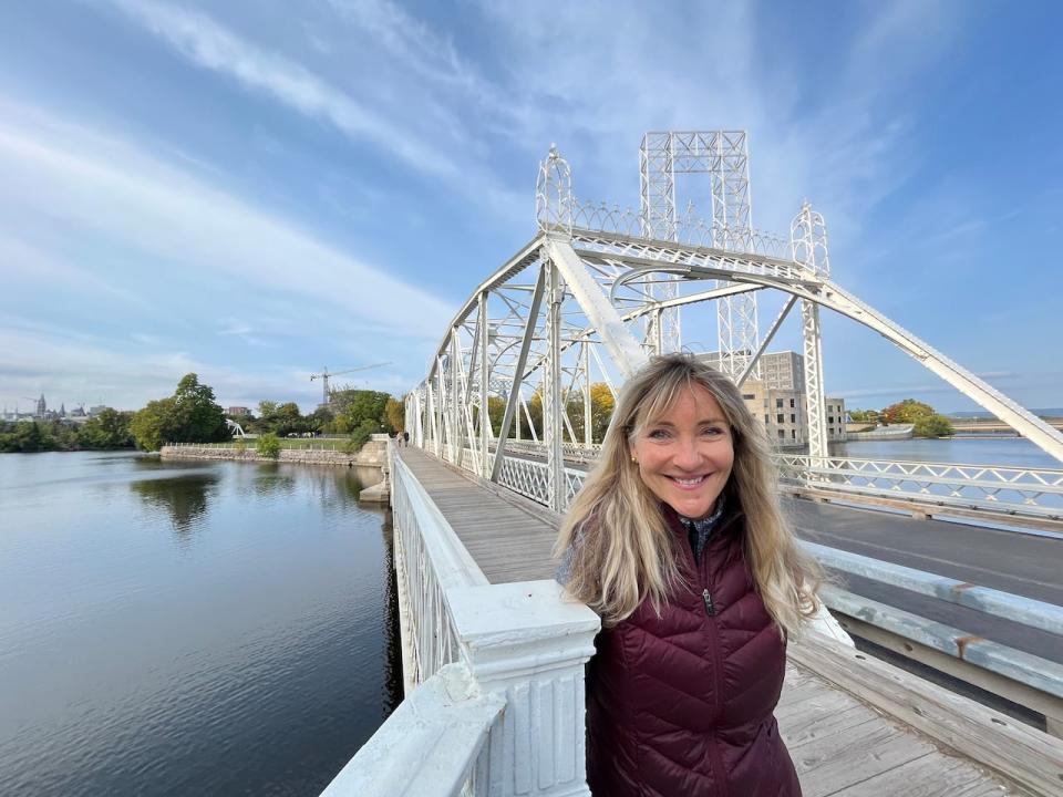 Adriana David has written a book about the bridges of the National Capital Region, motivated in part by the Alexandra Bridge replacement project.