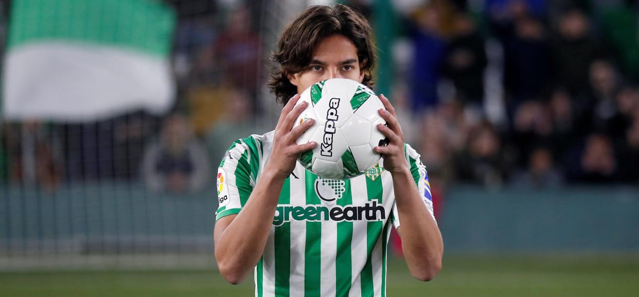 El jugador mexicano Diego Laínez durante su presentación como nuevo jugador del Real Betis, en el Estadio Benito Villamarín, en Sevilla. / Foto: EFE