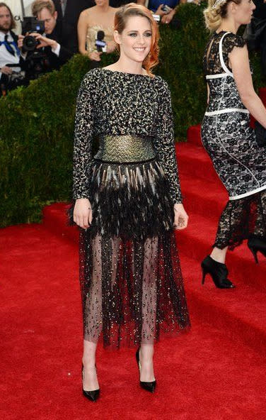 En 2015, au MET Gala, Kristen Stewart a rivalisé d’originalité dans cette robe Chanel jouant sur les matières. Le bas fait de plume et tulle apporte à la tenue un côté aérien tandis que le haut joue sur l’épaisseur. L’équilibre est conservé.