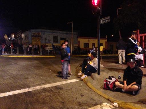 Residentes evacuados tras un poderoso nuevo sismo aguardan en Antofagasta, norte de Chile, el 2 de abril de 2014 (AFP | Jorge Jara)