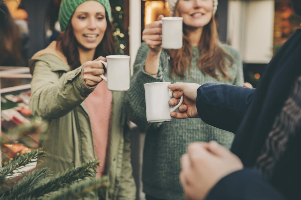 Statt in die Bar zieht es in der Vorweihnachtszeit viele auf die Weihnachtsmärkte. (Bild: Getty Images)