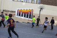 <p>A group of young people plays basketball against the background of a painting of support for detained pro-independence prisoners in Barcelona, Spain, Dec. 21, 2017. (Photograph by Jose Colon / MeMo for Yahoo News) </p>