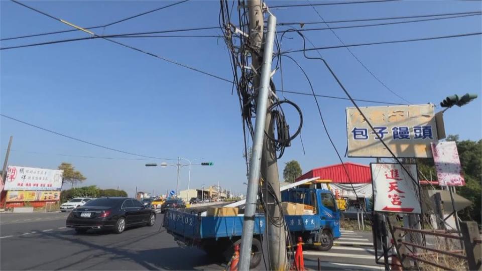 雲林路口電線桿歪一邊　路過民眾憂：不知何時會倒塌