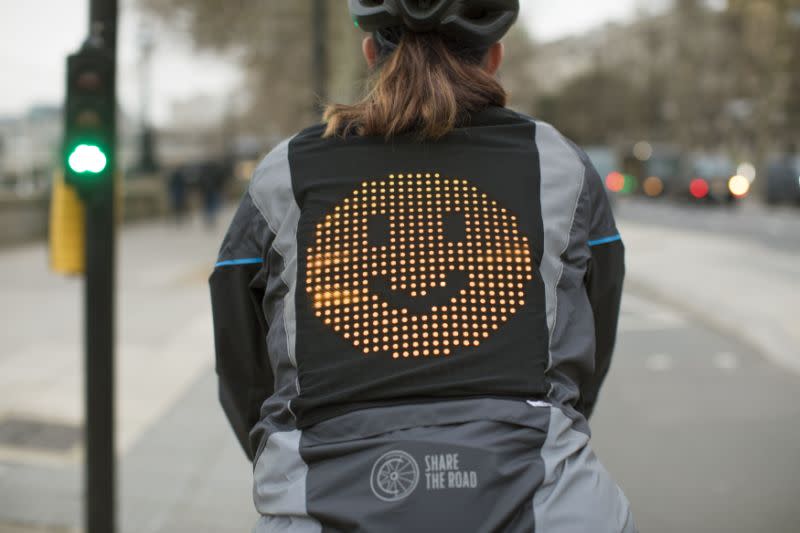 Die Emoji-Jacke zeigt per Smiley die Stimmung des Fahrrad-Fahrers. (Bild: obs/Ford-Werke GmbH)