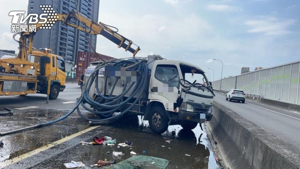 國一九如段稍早傳出有水肥車翻覆，載運的水肥也溢出流了滿地。（圖／TVBS）