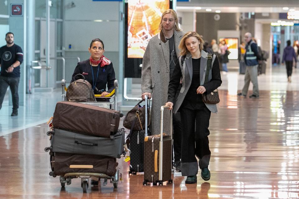 <h1 class="title">Celebrities at the Airport</h1><cite class="credit">Marc Piasecki</cite>