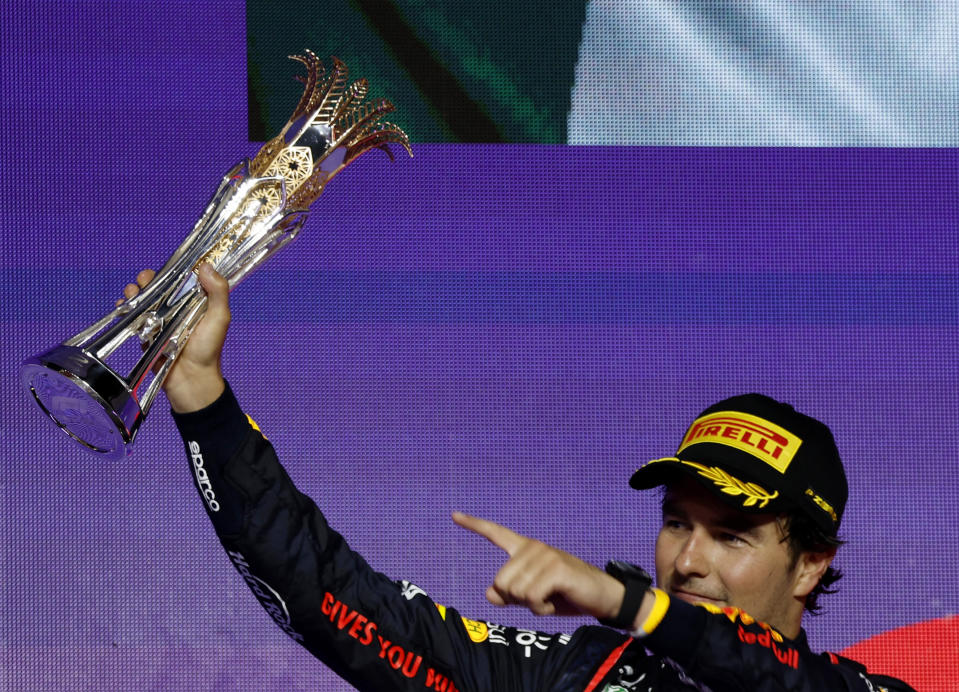 Sergio Pérez de Red Bull celebra con un trofeo en el podio después de terminar en segundo lugar el Gran Premio de Arabia Saudita, en el Circuito Jeddah Corniche, Jeddah, el 9 de marzo de 2024  (REUTERS/Hamad I Mohammed)