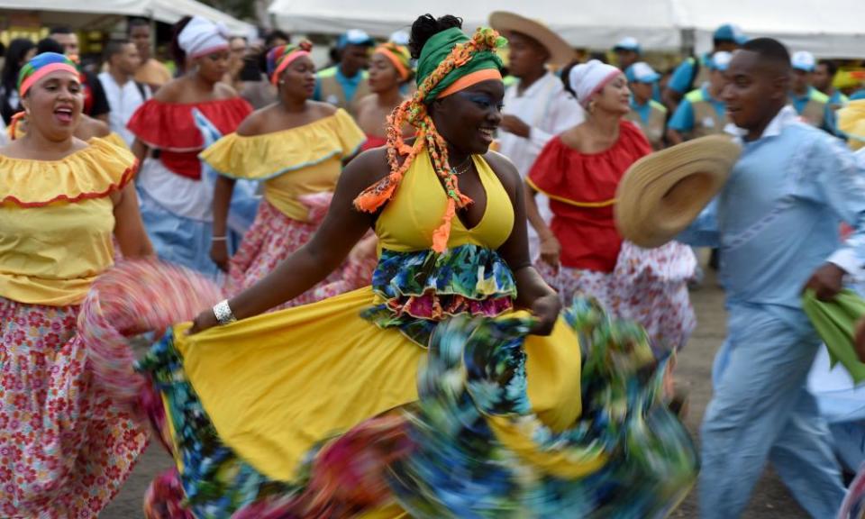 Viche is popular at the annual Petronio Álvarez festival of Pacific music in Cali, where revelers mix it with the juices of local fruits such as borojó and chontaduro.