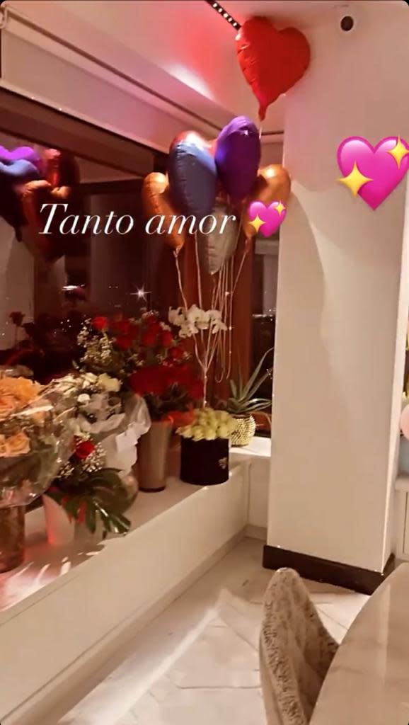 L'asso portoghese ha sorpreso la compagna, nel giorno del suo 27esimo compleanno, con tante rose e una cena a lume di candela (Instagram)