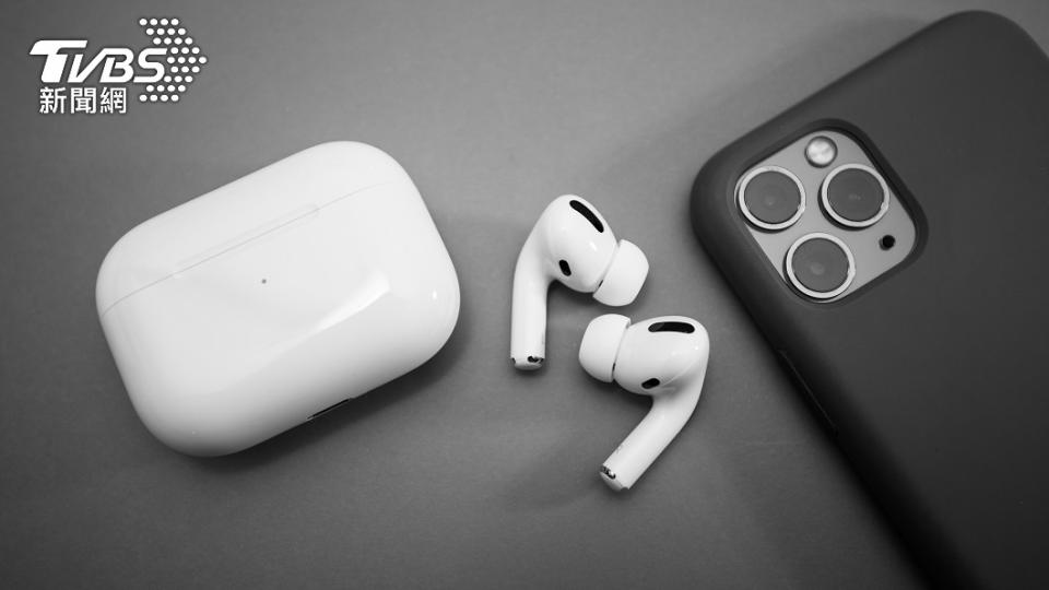 AirPods Pro 2的充電盒傳將新增揚聲器，方便用戶更快找回，圖為現有款式。（圖／shutterstock 達志影像）