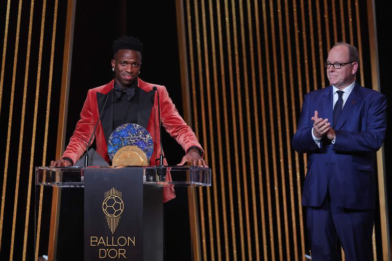 Vinicius Junior delantero brasileño de Real Madrid, con su premio