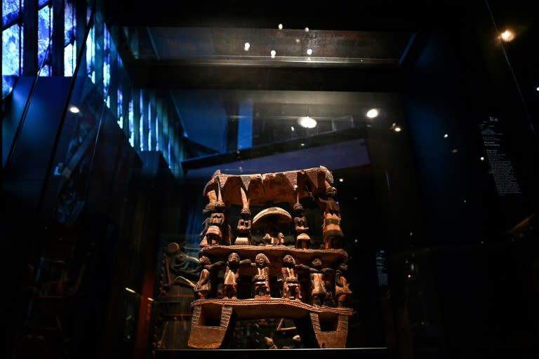 Un siège royal des "Trésors royaux du royaume d'Abomey" exposé au Musée du quai Branly, le 10 septembre 2021 à Paris, faisant partie des 26 œuvres d'art qui seront restaurées au Bénin dans l'année (Christophe ARCHAMBAULT)