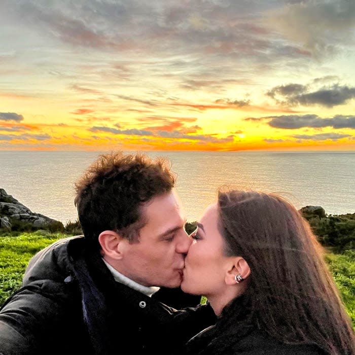 Christian Gálvez y Patricia Pardo se besan al atardecer