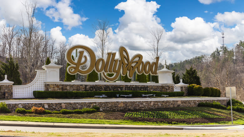 Dollywood sign near the entrance of the theme park