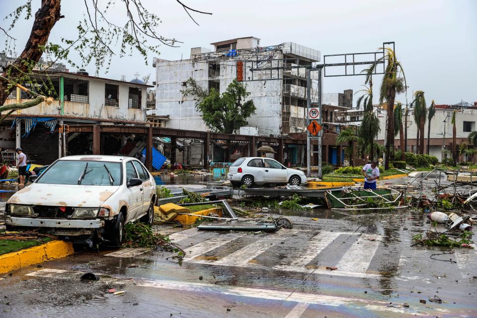 View of debris and damaged vehicles after the passage of hurricane Otis in the beach resort of Acapulco, in the state of Guerrero, Mexico, 26 October 2023 (EPA)