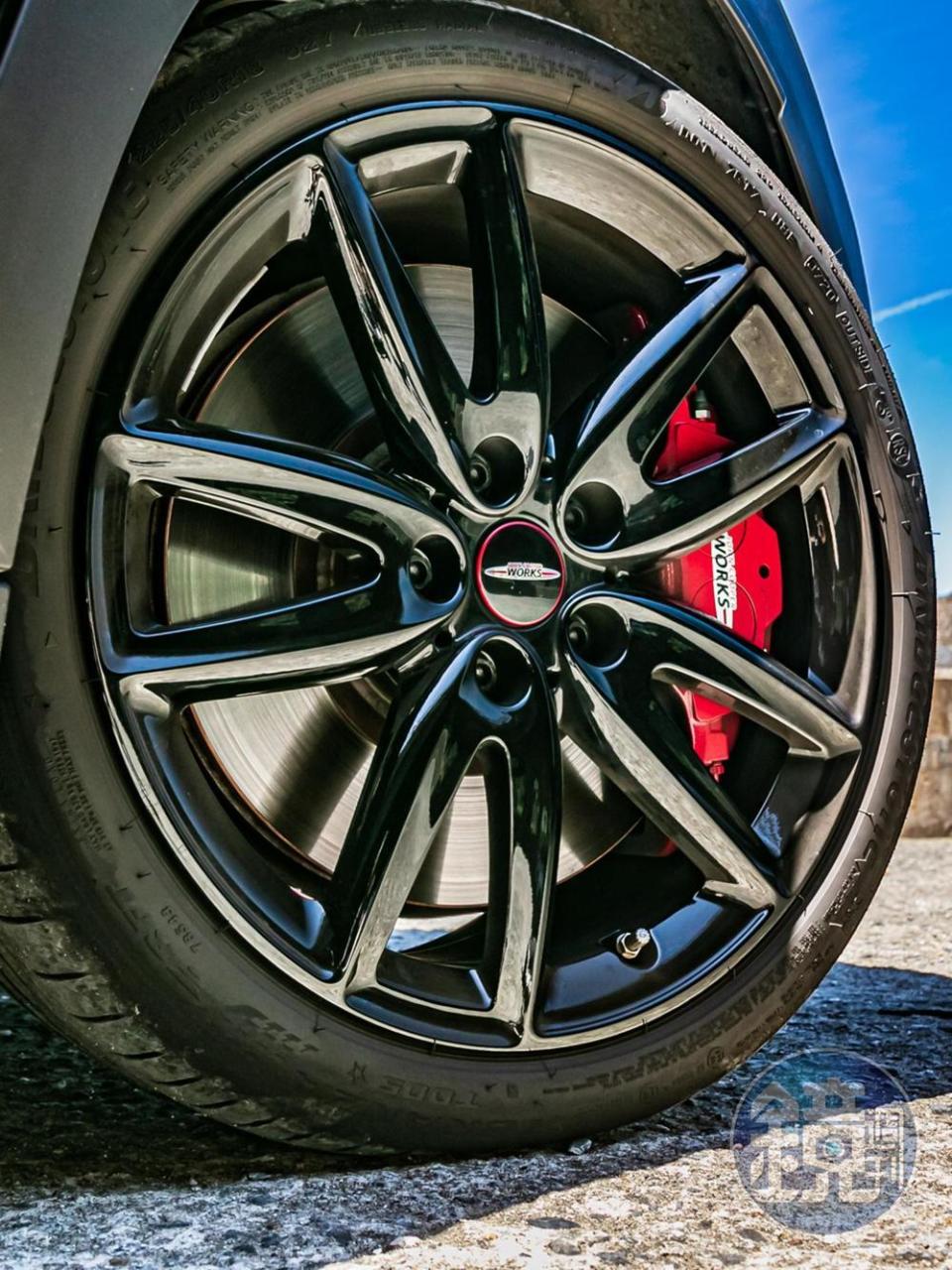 標配全新JCW Grip Spoke 5 輻雙肋飾造型黑色鋁圈，而且還選配「JCW 懸浮式定軸輪圈蓋」。