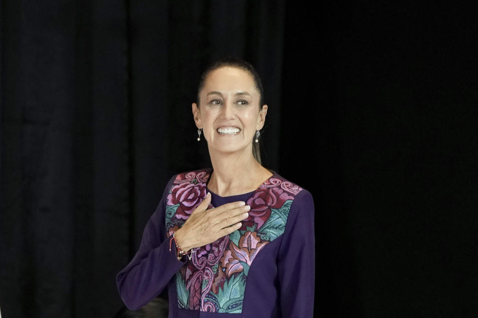 La candidata del partido oficialista Claudia Sheinbaum saluda a sus simpatizantes tras el cierre de urnas en las elecciones generales en Ciudad de México, en la madrugada del lunes 3 de junio de 2024. (AP Foto/Eduardo Verdugo)