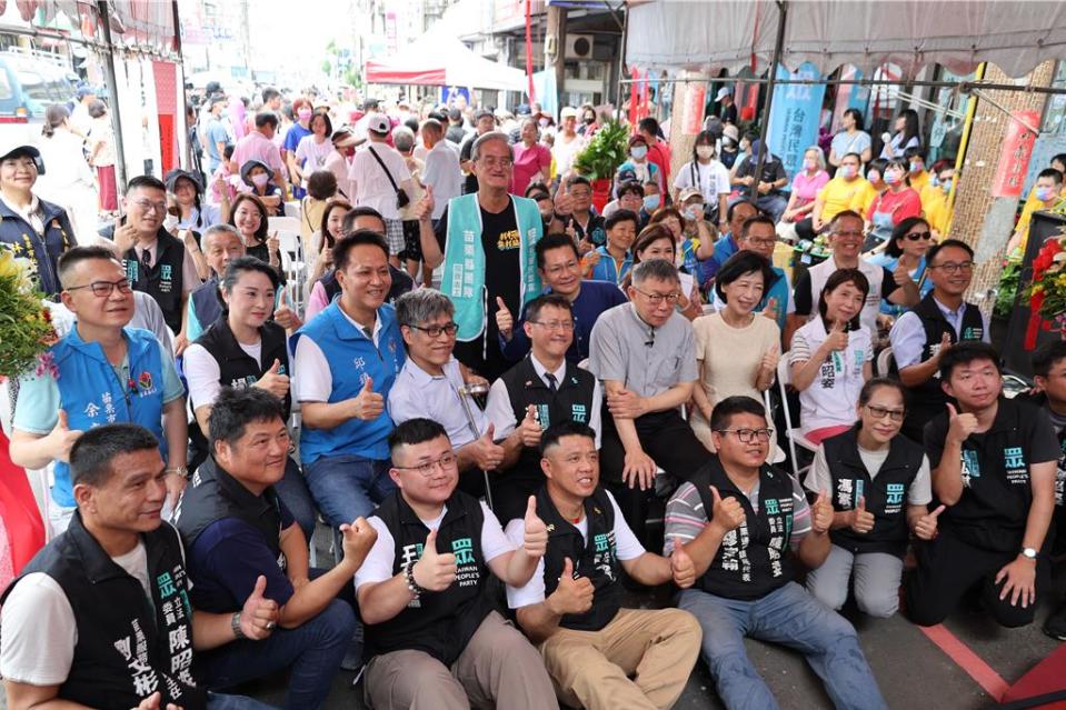 民眾黨立委陳昭姿成立苗栗縣聯合服務處，民眾黨主席柯文哲及太太陳佩琪前來參加揭牌儀式，立委邱鎮軍等到場祝賀。（謝明俊攝）