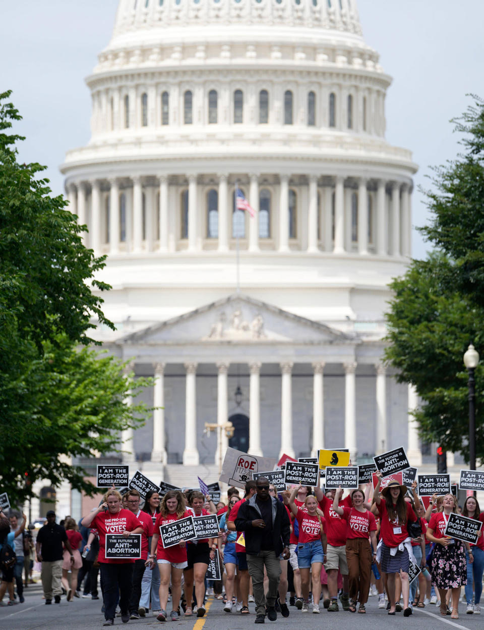 <p>À Washington, vendredi, des manifestant.e.s se sont dirigé.e.s vers la Cour suprême pour exprimer leur colère après la décision. Avec en toile de fond, le bâtiment du Congrès américain.</p><br>