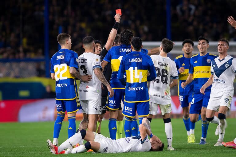 Fernando Echenique expulsa a Edinson Cavani, mientras Valentín Gómez exagera el efecto del brazazo del uruguayo; se trata de la primera tarjeta roja para el uruguayo en Boca.