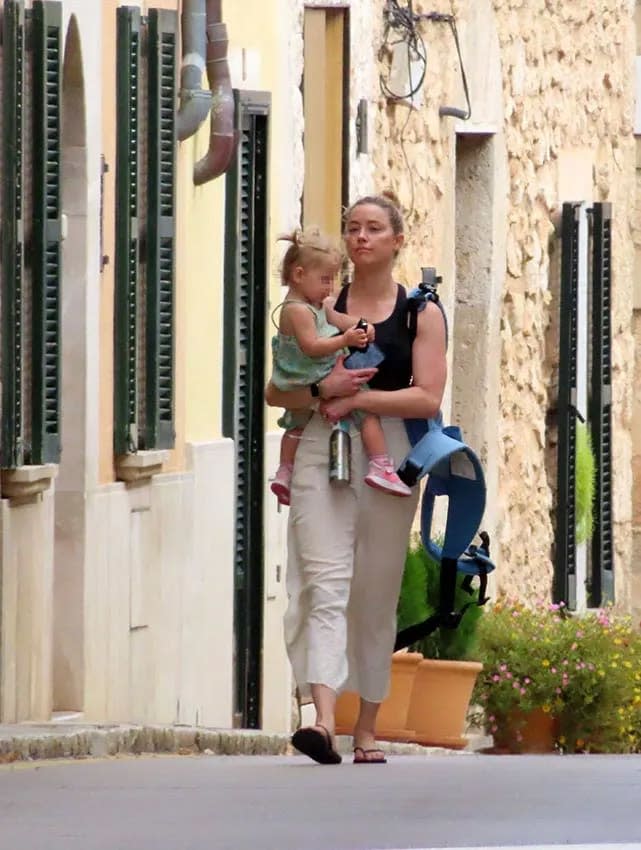 Amber Heard con su hija en Mallorca