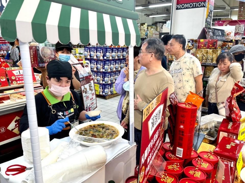 《圖說》台中家樂福文心店年菜試吃會。