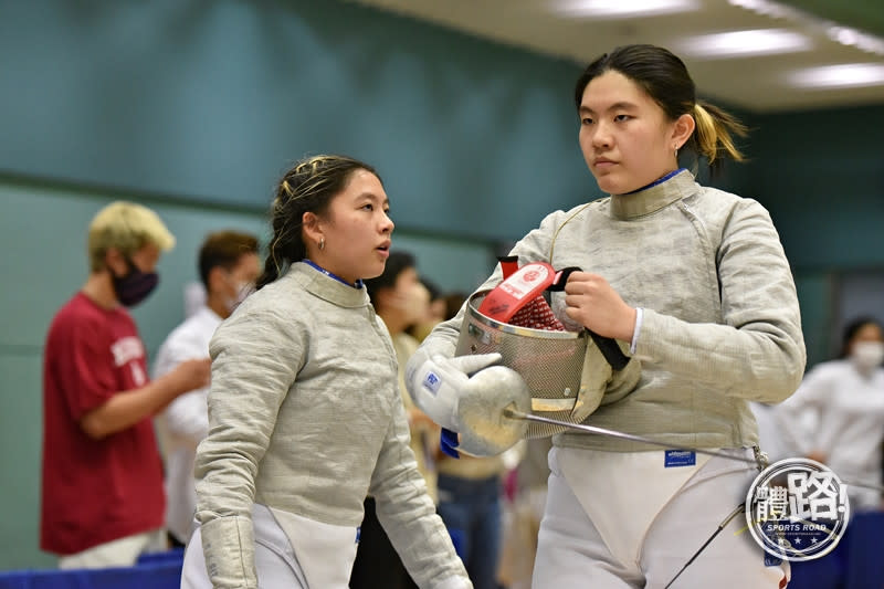 薜雅齊（右）與胞妹薛雅致同為港青代表，兩人今年2月一同出戰亞洲青少年錦標賽並贏得少年組團體賽銀牌。薜雅齊指享受兩姊妹一同作賽，認為大家可以互相倚靠。