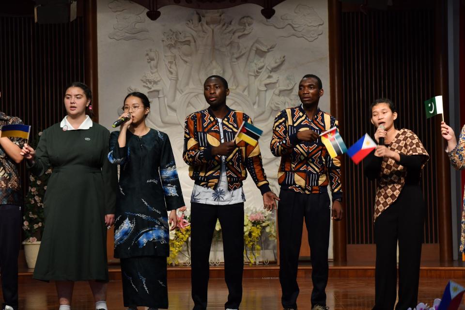 烏克蘭、莫三比克、菲律賓等外籍生合唱「We Are The World」。