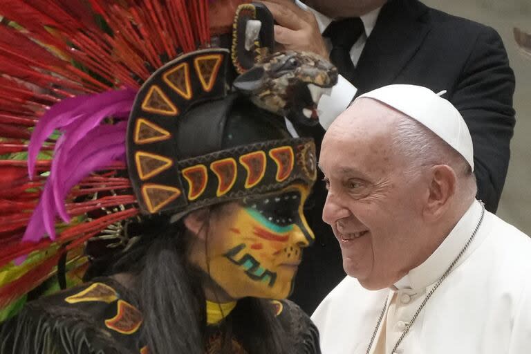 Un grupo de fieles mexicanos vestidos con trajes tradicionales se reúne con el papa Francisco durante la audiencia general semanal en el salón Pablo VI del Vaticano, el miércoles 7 de agosto de 2024. (Foto AP/Gregorio Borgia)