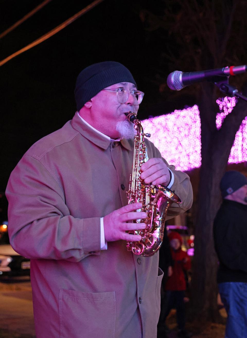 Heath Alan performs at the Greater Des Moines Botanical Garden on Sunday.