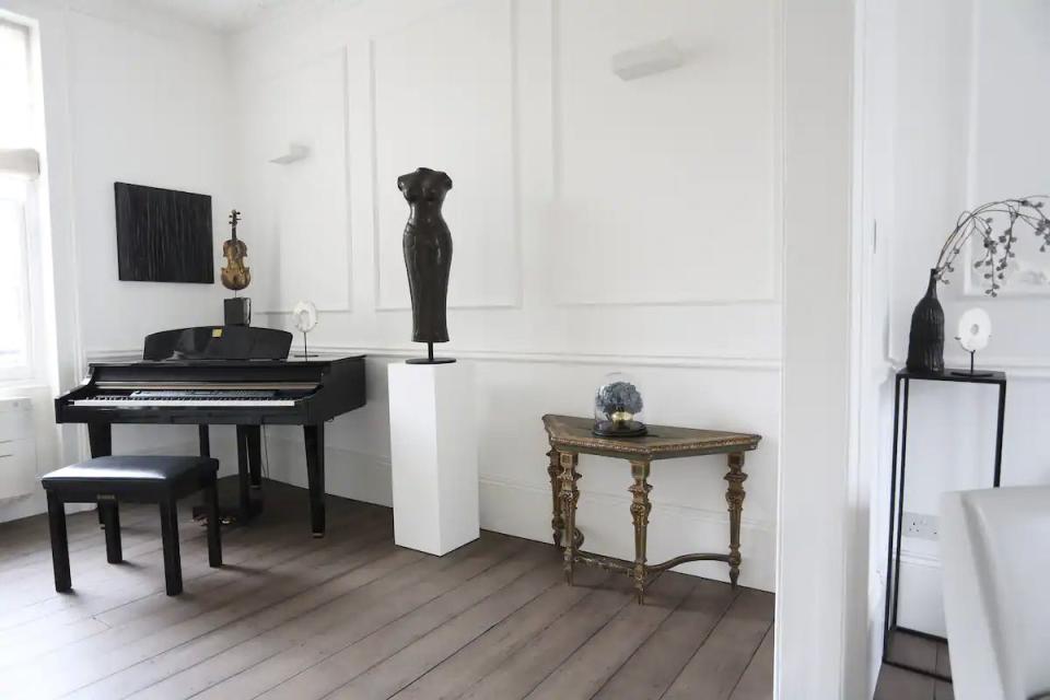 airbnbs with pianos in london