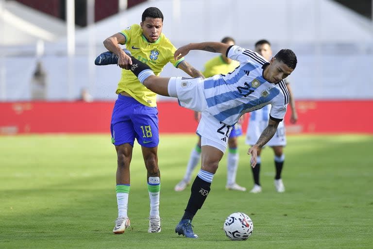 De ballet: Alexsandre toma a Ezequiel Fernández; el volante argentino fue uno de las piezas que se repitieron en las formaciones que alistó el seleccionador Javier Mascherano