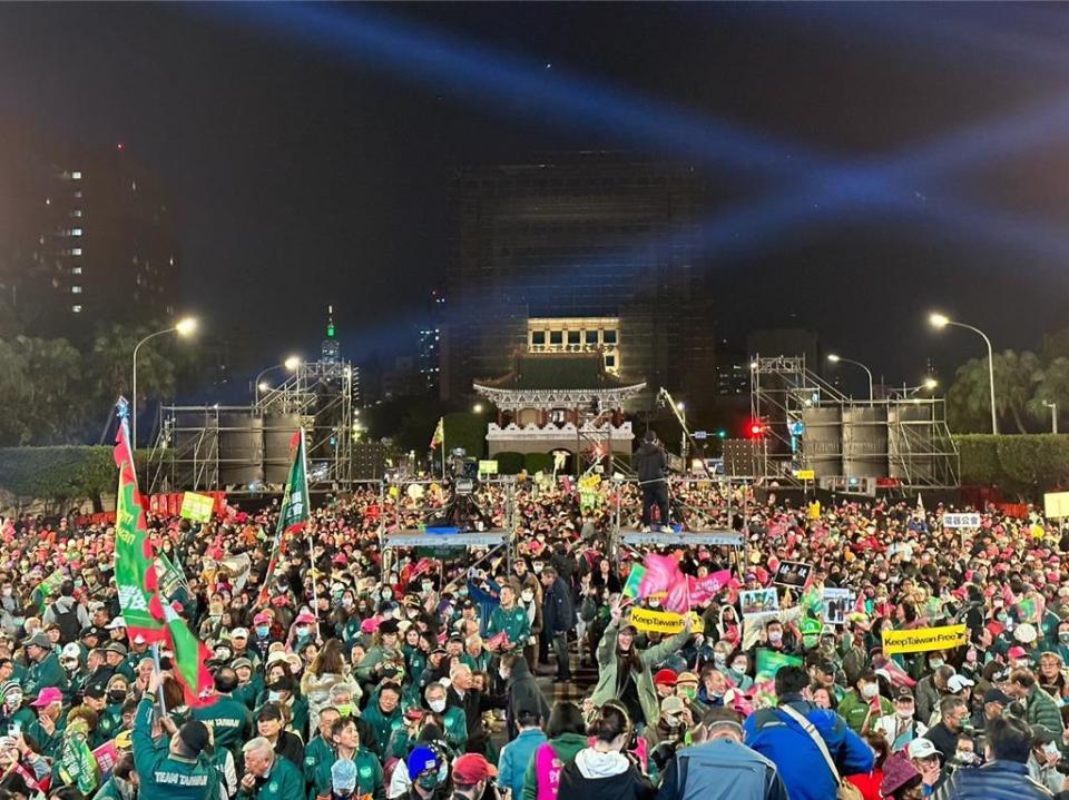 民進黨提前舉行凱道護國之夜，現場湧入數萬人支持者。圖／賴競辦提供