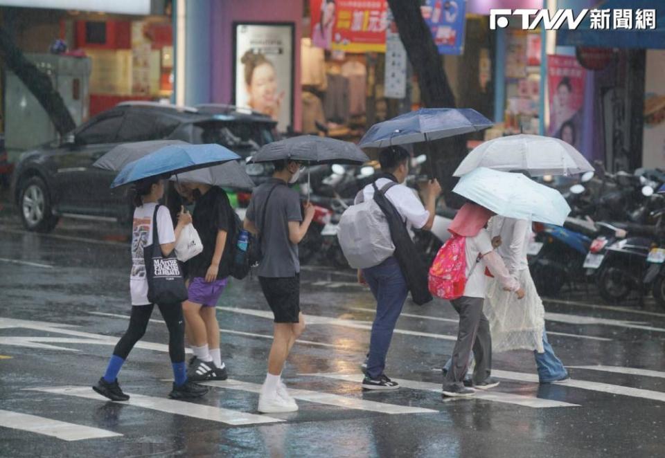 氣象局對８個縣市發布豪大雨警報。（圖／記者盧逸峰攝）