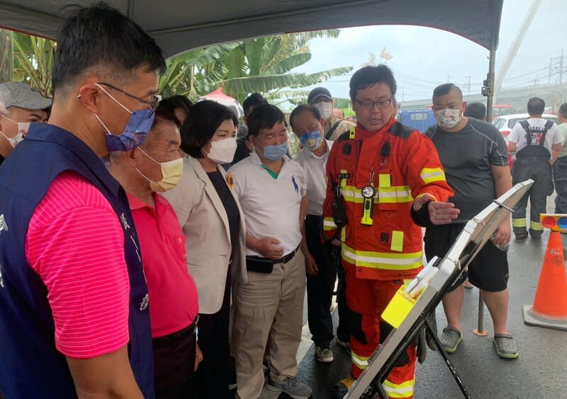 雲林碾米廠火警火勢仍未控制  張麗善到場關心 雲林縣西螺鎮金農米碾米廠14日上午發生火警，因廠 房可燃物多，火載量大，火勢逾4小時仍未控制，縣 長張麗善（前左3）到場關心。 （雲林縣消防局提供） 中央社記者黃國芳傳真  113年4月14日 