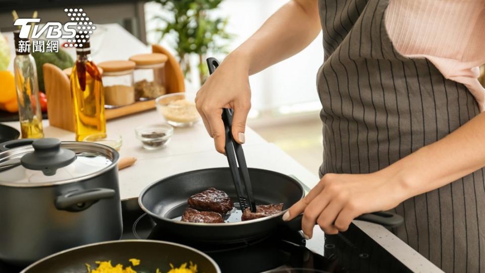 小孟老師建議，獅子座的人12月可多在家煮菜。（示意圖／Shutterstock達志影像）